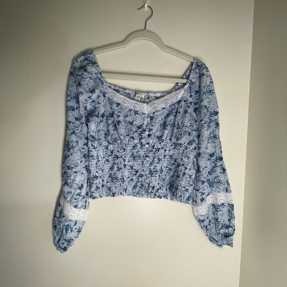 American Eagle Outfitters Blue Floral Smocked Blouse Women’s Medium (Runs Small)